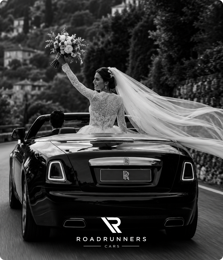 Bruid in een cabrio met Roadrunners Cars logo
