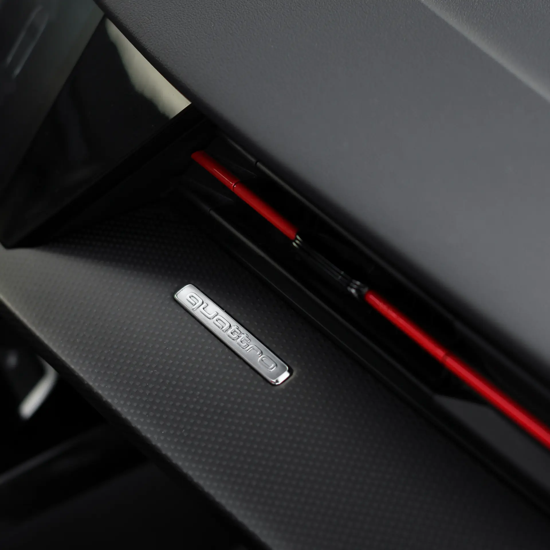 quattro embleem in interieur
